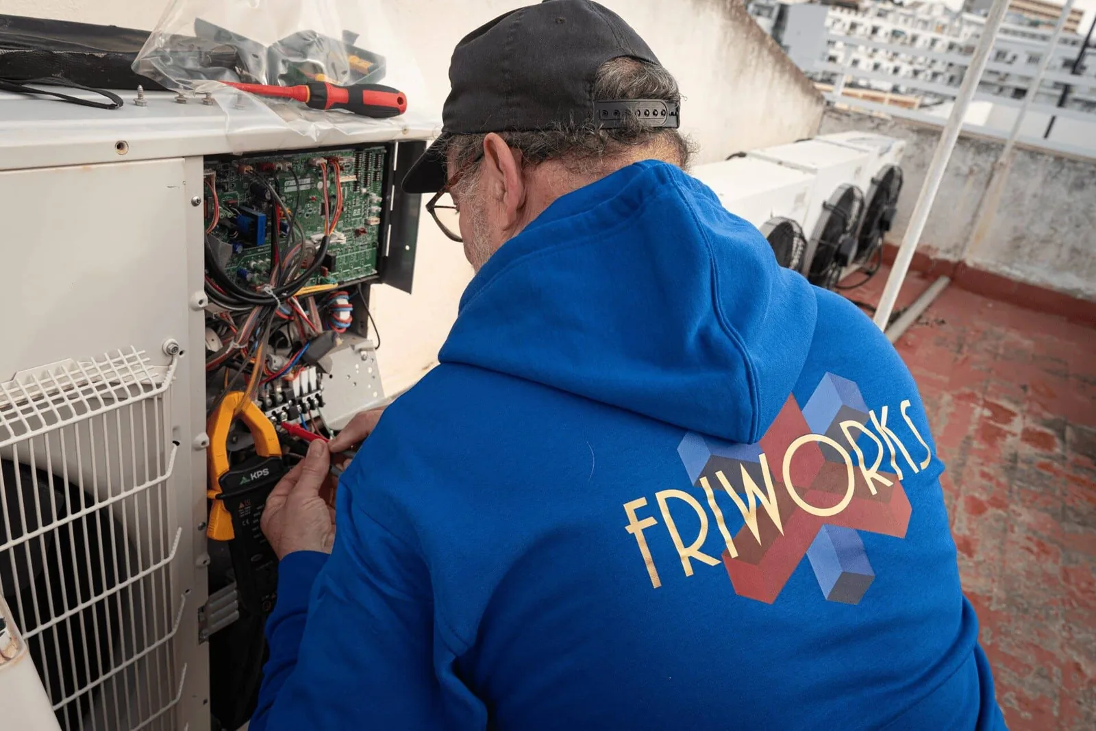 Técnico de climatización revisando un cuadro eléctrico, contenido grabado por mí en las instalaciones del cliente para su web y sus anuncios de Google Ads