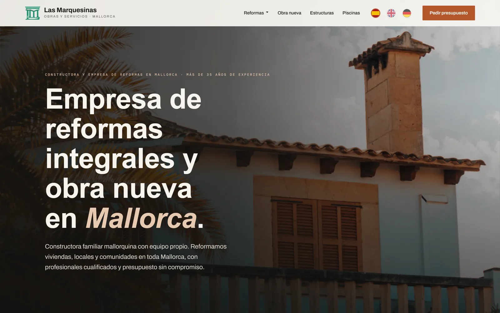 Portada de la web en tres idiomas que diseñé para Las Marquesinas, con el titular sobre una imagen de una casa mallorquina